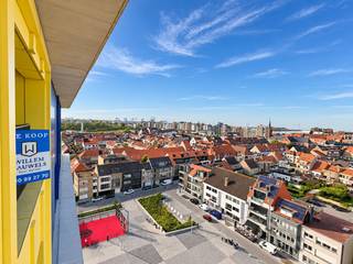 In het iconisch nieuwbouwproject "Hoost" verkopen wij dit splinternieuw appartement, voorzien van 2 kamers en een groot inpandig terras.<br />Vanop de 9de verdieping hebt u een panoramisch zicht over de omgeving en ervaart u een absoluut kustgevoel. Een terras dat profiteert van de opkomende en ondergaande zon, en dit in een volledig nieuw appartement, geheel energiezuinig en conform met de laatste technieken.<br /><br />Indeling: inkomhal, een brede leefruimte met een tijdloze open keuken, een schitterende eetplaats en een zitruimte met toegang naar een mooi inpandig terras.<br />Naast de keuken nog een praktische berging/wasplaats. Verder nog 2 kamers (waarvan 1 met dressing), een apart toilet en een hedendaagse badkamer met inloopdouche.<br /><br />Verkoop onder btw-stelsel.<br /><br />Voor meer informatie of een vrijblijvend bezoek:<br />Contacteer Willem Cauwels op tel. 050/89.27.70.