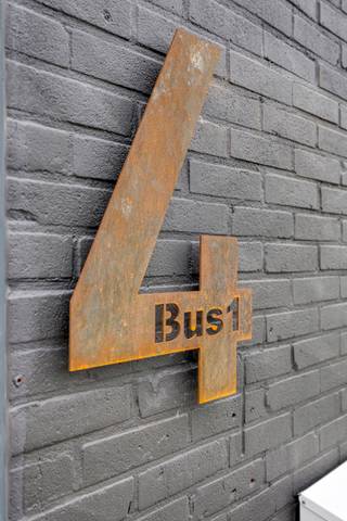 <p><span>Bent u op zoek naar een representatieve bedrijfsruimte op een uitstekende locatie? In dit recent vernieuwde bedrijfsgebouw aan de brug in Ravels worden de bedrijfsruimtes </span>apart verhuurd<span>. Ideaal voor zelfstandigen, vrije beroepen en KMO's.</span></p>
<p><span>Er zijn oorspronkelijk vijf afzonderlijke bedrijfsruimtes. </span>Eén ruimte is inmiddels verhuurd<span>, waardoor </span>nog vier bedrijfsruimtes beschikbaar zijn. Heeft u behoefte aan meer ruimte? Dan is het ook mogelijk om meerdere ruimtes te combineren, afhankelijk van de beschikbaarheid.<br /><br /><strong>Ligging<br /></strong>Gelegen op een strategische en goed bereikbare locatie in de industriezone van Ravels, nabij het kanaal en langs een belangrijke verbindingsweg. Dankzij de nabijheid van de E34 (Antwerpen - Eindhoven) en de A58 (Breda - Tilburg) geniet de locatie van een uitstekende bereikbaarheid. Het centrum van Turnhout bevindt zich op slechts ca. 10 minuten rijden en Tilburg op ca. 20 minuten.<br /><br /><strong>Kenmerken bedrijfsruimtes - Kanaaldijk 4 bus 1 (eerste verdieping)<br /></strong>- Vier afzonderlijke bedrijfsruimtes beschikbaar<br />- Mogelijkheid om één of meerdere bedrijfsruimtes te huren<br />- Per direct beschikbaar, oplevering en invulling bespreekbaar<br />- Gemeenschappelijk gebruik van een keuken en apart dames- en herentoilet<br />- Parkeergelegenheid voorzien voor het gebouw<br />- Recent vernieuwde ruimtes met een representatieve en instapklare bedrijfsomgeving<br /><span></span></p>
<p><span>Voor meer informatie over de beschikbare bedrijfsruimtes, de huurprijzen of het plannen van een bezichtiging kunt u contact met ons opnemen +32 (0) 14 65 03 79 of mail naar info@verlouwvastgoed.be.</span></p>