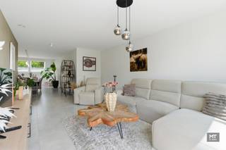 Op 10 minuten van Ieper treffen we dit <strong>recent en instapklaar appartement</strong>. Het appartement geniet van een <strong>Zuidgericht terras</strong> waar u de hele dag door van de zon kunt genieten. Binnen werd gekozen voor een <strong>hoogwaardige afwerking</strong> met kwaliteitsmaterialen en oog voor detail. Zo zorgen de stijlvolle speciale verftechnieken voor een warme en elegante uitstraling, terwijl de <strong>ingebouwde kasten</strong> extra comfort en praktische opbergruimte bieden. De moderne keuken is afgewerkt met een duurzaam composiet werkblad en sluit perfect aan bij het strakke interieur.<br /><br /><strong>Indeling van het appartement: </strong><br />Inkomhal (8 m²) - lichtrijke woon- en eetkamer met open keuken voorzien van dubbele spoelbak, combi-oven, inductie-kookplaat en koelkast (40 m²). Aanpalend hebben we een Zuidgericht terras van 12,5 m². Daarnaast beschikt het appartement nog over 2 slaapkamers (14 - 9,5 m²), badkamer met dubbele wastafel en inloopdouche (6 m²), toilet (1,5 m²) en berging (5 m²).<br /><br />Benieuwd naar de indeling? Check zeker onderstaande video. <br />Link: https://youtube.com/shorts/GTS1uffv0n8?feature=share<br /><br /><strong>Deze eigendom staat te koop met een vanafprijs van € 265.000. Elk bod vanaf deze prijs wordt voorgelegd aan de eigenaars die dit al dan niet aanvaarden. De initiële vraagprijs was € 280.000. <br /><br />Adres: Ieperstraat 146 - Zonnebeke </strong><br /><br /><strong>Meer info of een vrijblijvend bezoek? </strong><br />Contacteer Minthus op 057 468 333 of mail info@minthus.be