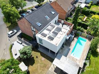<p><span>Ontdek deze uitzonderlijke woning in het hart van Tessenderlo (Engsbergen), een perfecte mix van modern comfort en klasse. Met een royale bruikbare oppervlakte van 440 m², biedt dit handelshuis voldoende ruimte voor handel/kantoor en luxueus wonen.</span></p><p><span> </span></p><p><span>Op het gelijkvloers een lichtrijke winkelruimte met een glazen voorgevel (etalage), achterliggend berging, kantoor (of 4de slaapkamer), studio met badkamer en eigen sauna.</span></p><p><span> </span></p><p><span>Op de eerste verdieping treft u een lichte en luchtige leefruimte en een zeer moderne keuken, voorzien van hoogwaardige inbouwapparatuur. Aansluitend vindt u een prachtig terras met een schitterend uitzicht op de groene omgeving.</span></p><p><span> </span></p><p><span>Op de tweede verdieping is een masterbedroom die beschikt over een eigen dressing, een luxueuze badkamer met zowel bad als douche, een apart toilet en twee kinderkamers. </span></p><p><span>Buiten is er een adembenemend verwarmd zwembad van 10x3m, dat het hele jaar door te gebruiken is, en een charmante privé-tuin die uitnodigt tot ontspanning en plezier.</span></p><p><span> </span></p><p><span>Gelegen op een perceel van 508 m² geniet deze buitenkans van een gunstige ligging nabij lokale voorzieningen en recreatiemogelijkheden. Scholen, winkels en het openbaar vervoer zijn binnen handbereik. De ligging bij uitstek voor zowel handel als sereen en rustig wonen.</span></p><p><span> </span></p><p><span>Kortom, deze woning is een unieke kans voor wie op zoek is naar luxe en comfort in een centrale omgeving. Maak vandaag nog een afspraak voor een bezichtiging en laat u verrassen door alles wat deze woning te bieden heeft.</span></p><p><span> </span></p><p><span>Een woordje uitleg van de eigenaar:</span></p><p><span>Handelspand</span><span> (pralinewinkel - ijssalon) werd in 2021 volledig nieuw ingericht: nieuwe elektriciteit, vloer, inrichting, airco, schilderwerken, ...</span></p><p><span>Het handelsgelijkvloers (ong 200m²) bestaat uit de winkelruimte, koele berging, werkruimte, bureel, toilet, leefruimte, en buiten terras voor klanten.</span></p><p><span>Woongedeelte:</span></p><p><span>1e verdieping:</span><span> ruime living (65m²) met ingebouwde kasten langs beide zijden en gashaard, ruime leefkeuken (35m²) met aanpalend handige opbergruimte (14m²), toilet, ingebouwde vestiairekasten op overloop en groot terras (45m²).</span></p><p><span>2e verdieping:</span><span> 3 slaapkamers waarvan 1 met aanpalende dressing, badkamer (dubbele lavabo, bad en douche), apart toilet.</span></p><p><span>Airco aanwezig in living en alle slaapkamers</span></p><p><span> </span></p><p><span>Geniet tevens van je eigen wellness:</span><span> verwarmd buitenzwembad, aanpalend op gelijkvloers een sauna en badkamer . Dankzij de warmtepomp is het mogelijk het jaar rond verwarmd te zwemmen.</span></p><p><span>Zonnepanelen (6.3kWp) aanwezig met groenestroomcertificaten (350/st tot 2030), in 2022 werd een bijkomende installatie geplaatst (4.3kWp) alsook alle veluxramen vervangen, recent nieuw alarm geplaatst.</span></p><p><span> </span></p><p><span>Pand kan gekocht worden met of zonder de winkelinrichting.</span></p><p><span>Alles is bespreekbaar.</span></p><p><span> </span></p><p><span>Bel Immodiest 013/31.25.22 voor een afspraak.</span></p><p><span> </span></p>