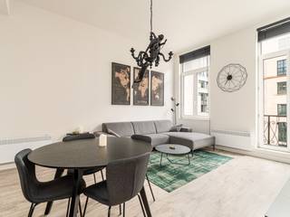 OPEN HOUSE on Tuesday 15/09 from 6pm with online registration via www.solvas-vastgoed.be<br /><br />Are you looking for a ready-to-move-in apartment in the bustling center of Brussels? Then seize this opportunity! Come and experience the unique atmosphere of this completely renovated and luxuriously furnished apartment (63m²) with two bedrooms, located on the third floor of a beautiful mansion.<br /><br />What makes this apartment so special?<br /><br />Light and spacious: High windows and ceilings provide an abundance of natural light and a sense of space.<br />Modern furnishings: Enjoy a stylish living space, a fully equipped kitchen with all appliances (including a dishwasher), two bedrooms, and a modern bathroom with a bathtub and shower.<br />Prime location: Located just steps away from Brouckèreplein, with all amenities within reach: schools, restaurants, shops, and excellent public transportation (bus, tram, train, and metro).<br />Extra comfort: An elevator in the building provides easy access to the third floor.<br /><br />This is a unique opportunity to live in a beautiful apartment in a prime location in Brussels.