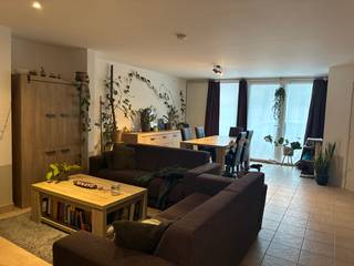 <p><strong>Te huur: gezellig gelijkvloerse woning/appartement met één slaapkamer in het hartje van Waregem.</strong></p>
<p> </p>
<p>Het appartement is gelegen in het centrum van Waregem, dichtbij winkels, horeca en openbaar vervoer. Het is een ruim gelijkvloers appartement met een bewoonbaar oppervlakte van 100m². Er zijn <u><strong>geen</strong></u> syndickosten.<br /><br /><br /><u><strong>Indeling:</strong></u></p>
<ul><li>Aparte inkomhal met eigen voordeur</li><li>Ruime woonkamer en eetplaats</li><li>Praktisch ingerichte keuken met directe toegang tot het terras</li><li>Badkamer met lavabo, douche en toilet - aansluitingen voor wasmachine en droogkast</li><li>Aparte berging</li><li>Grote slaapkamer met ook toegang tot het terras</li></ul>
<p><br /><strong><u>Troeven:</u></strong></p>
<ul><li>In het centrum van Waregem</li><li>Geen syndickosten</li><li>Rustig gelegen</li></ul>
<p><strong>Is dit appartement iets voor jou? Neem dan snel contact op met ERA Bossuyt voor meer info of een bezoek - 056/61.10.10.</strong></p>