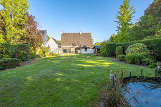 Schrijf je in op het bezoekmoment op zaterdag 24/10 via onze website:<br />https://benjaminverkoopt.be/panden/ruime_open_woning_met_4_slaapkamers-garage_en_zuidgerichte_tuin_in_lauwe/<br />- Ideale ligging met vlotte verbinding: Albrecht Rodenbachlaan 12 in Lauwe<br />- Ruime open bebouwing op een groot perceel (1.283 m²)<br />- Leefruimte met open keuken<br />- Gezellige veranda<br />- 2 gelijkvloerse slaapkamers<br />- 2 slaapkamers op de eerste verdieping<br />- Badkamer met wastafel en douchebad<br />- Kelder<br />- Aparte garage met oprit voor 3 wagens<br />- Zuidgerichte tuin met terras en veel opbergruimte<br />- EPC: 387 kWh/m²/jaar, label D (geen renovatieplicht)<br />- Vanaf € 399.000