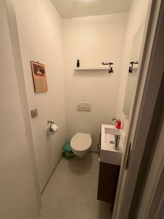 Centraal gelegen eengezinswoning met ruime tuin!<br /><br />Een gerenoveerde eengezinswoning (2013) met 3 slaapkamers, grote tuin met garage, kelder en ruime zolder.<br /><br />Centraal gelegen in Ekeren, vlakbij de snelweg (A12 en E19), openbaar vervoer, scholen, winkels, en Ekerse Putten en heeft een eigen oprit (grote troef in deze buurt). Deze charmante woning is instapklaar!<br /><br />Via de inkomhal heb je toegang tot een apart gastentoilet en degelijke bureau / hobbyruimte. Ruime leefruimte (betegeld) met aansluitend een volledig uitgeruste open keuken die voorzien is van inductiekookplaat, dampkap, combi-oven, dubbele spoelbak, afwasmachine, ijskast en diepvriezer. Naast de keuken bevindt zich een berging / wasruimte met kasten en een spoelbak.<br /><br />Via de keuken heeft U rechtstreeks toegang tot het zuiders gerichte terras met zeer grote en gezellige tuin welke rust en privacy biedt. Er is een grote garage met veel potentieel, en 2 poorten (deze zijn aan vervanging / herstelling toe). <br /><br />De open trap naar boven beschikt over ingemaakte kasten alsook een deur naar de droge kelder. Deze is betegeld en heeft ook ingemaakte kasten: 2 kasten met opbergruimte en 1 voor nutsvoorzieningen.<br /><br />Op de eerste verdieping bevinden zich 3 slaapkamers, op laminaat.<br />Momenteel worden deze gebruikt als slaapkamer / kinderkamer / dressing. De grote badkamer heeft een ruime inloopdouche, dubbel lavabomeubel, toilet, verwarming en kasten.<br /><br />Op de tweede verdieping bevindt zich een ruime geïsoleerde zolder. Deze ruimte biedt kansen om extra slaapkamers of een hobbyruimte te creëren.<br /><br />EPC certificaat beschikbaar, asbestinventaris is lopende.<br />Verkoopdatum in onderling overleg, ten laatste medio zomer 2026 beschikbaar.<br />