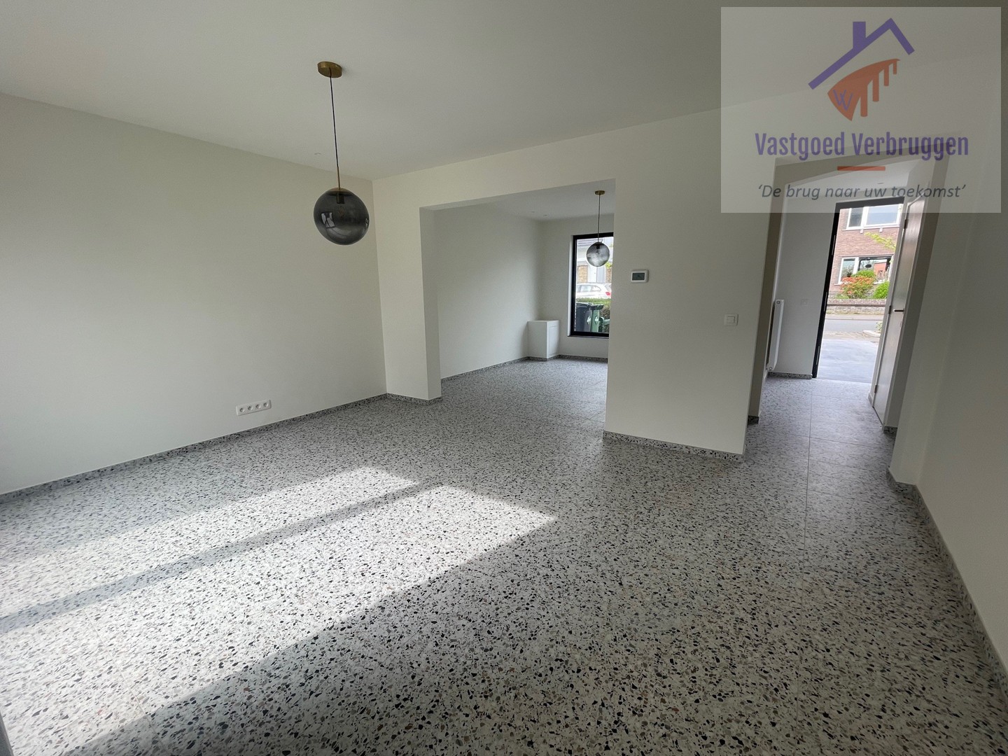 Volledig gerenoveerde woning met tuin en autostaanplaats op toplocatie - foto 4