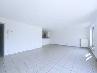 Vous recherchez un appartement prêt à emménager dans le quartier confortable de Nieuwmoer ?<br /><br />Cet appartement dispose d'un salon, d'une cuisine ouverte, de rangements, d'une buanderie, d'une salle de bains, de deux chambres spacieuses et d'une terrasse. L'établissement bénéficie d'un emplacement idéal à proximité des transports en commun et de nombreux magasins.<br /><br />Caractéristiques :<br />- hall d'entrée<br />- salon avec accès à la terrasse <br />- cuisine ouverte <br />- rangement <br />- buanderie avec raccordement laveuse/sécheuse<br />- salle de bain avec combinaison baignoire/douche, toilettes et meubles de salle de bain <br />- deux chambres (toutes deux de 18 m²)<br /><br />Détails :<br />- EPC : 116 kWh/m²<br />- garage inclus<br />- frais fixes : 30 €/mois<br />- disponible à partir du 01/09/2026<br /><br />Acheter ou louer (ou louer) dans la région de Kalmthout/Essen ? Si vous avez des questions, vous pouvez toujours nous contacter !<br />Dewaele Real Estate avec conseils.