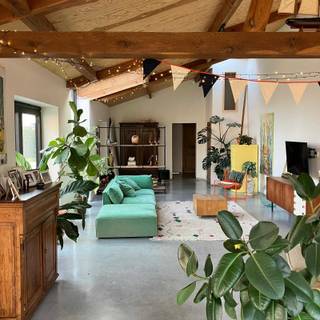 Instapklare en energiezuinige halfopen woning met grote tuinDeze in 2024 verbouwde halfopen bebouwing combineert karakter, veel lichtinval en modern...