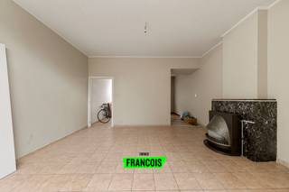 Ontdek deze te renoveren herenwoning, prachtig gelegen aan de Brugse Vesten en vlakbij het station.Op het gelijkvloers bevindt zich een inkomhal die...