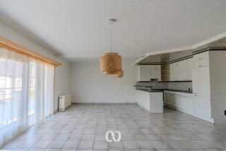 Ben jij op zoek naar een instapklaar appartement op een boogscheut van het bruisende centrum van Oudenaarde? Gevonden!<br /><br />Met een vlot bereikbare ligging vlakbij winkels, horeca, sportclubs en andere faciliteiten, en een lichtrijke living met open keuken, biedt deze studio alle comfort voor een alleenstaande of een koppel.<br /><br />Bij binnenkomst kom je terecht in de inkomhal, van waaruit je toegang hebt tot de ruime, zonnige living met een open keuken. Verder beschikt de studio over een apart toilet, een grote slaapkamer en een badkamer.<br /><br />Garage:<br />Voor extra gemak wordt de garagebox mee verkocht voor €20.000.<br /><br />Interesse? Aarzel niet en contacteer ons vandaag nog voor een afspraak!