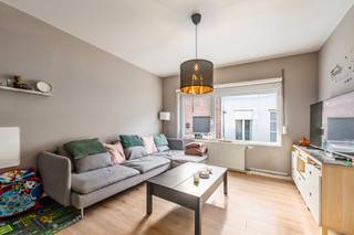 <p>Compacte en gezellige woning in Hamme te koop, vlakbij het centrum en vlot bereikbaar.</p>

<p>Deze instapklare gesloten bebouwing combineert een praktische indeling met een aangename woonomgeving nabij scholen, winkels en het centrum van Hamme. De woning beschikt over een lichtrijke leefruimte, een functionele keuken en drie slaapkamers, ideaal voor gezinnen of starters die een huis willen kopen in een residentiële buurt. Het terras biedt een extra om te ontspannen. Daarnaast is er een garage aanwezig die perfect dienstdoet als berging of fietsenstalling. Dankzij de centrale ligging geniet je van een vlotte verbinding naar omliggende gemeenten en alle dagelijkse voorzieningen.</p>

<p> </p>

<p>Belangrijkste ruimtes:<br />• Inkomhal met toegang tot de leefruimte<br />• Gezellige woonkamer met natuurlijke lichtinval<br />• Functionele keuken uitgerust met gas kookplaat, oven, microgolfoven, dampkap, vaatwasser en spoelbak<br />• Badkamer met douche, toilet en wastafel in meubel<br />• Apart toilet<br />• 3 slaapkamers met verschillende indelingsmogelijkheden<br />• Terras van 10 m²<br />• Garage geschikt als berging of fietsenstalling</p>

<p>Troeven:<br />• Compacte en instapklare woning<br />• Terras en praktische garage/berging aanwezig<br />• Centrale ligging vlakbij het centrum van Hamme</p>

<p> </p>

<p>Neem vandaag nog contact op met je ERA-makelaar voor een bezoek.</p>

<p>JOUW DROOMHUIS. ZO GEVONDEN!</p>