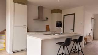 <span>Zeer goedgelegen, kwalitatieve moderne nieuwbouw gelegen in de Moorstraat te Sint-Eloois-Vijve.</span><br /><br /><span>Goedgelegen MODERNE kwalitatieve nieuwbouw, voorzien van de laatste technieken.</span><br /><span>INDELING: inkom, apart toilet, gezellige lichtrijke leefruimte met open geïnstalleerde keuken, berging en wasplaats, eventuele carport, en op het verdiep 3 slaapkamers en badkamer.</span><br /><br /><span>Voorzien van ZONNEPANELEN, vloerverwarming warmtepomp.</span><br /><br /><span>Info: emiel@immobeguin.be</span>