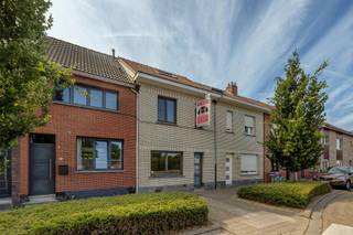 <p>Deze woning in de Edward Claessenslaan 44 beschikt over drie slaapkamer en een aangename zuidgerichte tuin.</p>
<p><strong>Er werden al heel wat renovaties uitgevoerd.</strong><span> </span>De water- en gasleidingen zijn vernieuwd, de woning beschikt over een recente keuken en badkamer en ook het dak werd vernieuwd en geïsoleerd.</p>
<p>Op het<span> </span><strong>gelijkvloers</strong><span> </span>bevindt zich de inkomhal, woonkamer, eetkamer, keuken, badkamer en ruime bergruimte. De<span> </span><strong>eerste verdieping</strong><span> </span>telt een nachthal en twee ruime slaapkamers. Op de<span> </span><strong>tweede verdieping<span> </span></strong>bevindt zich de derde slaapkamer.</p>
<p>Enkele<span> </span><strong>troeven</strong><span> </span>op een rij:<br />- Asbestveilig<br />- geen renvatieplicht (EPC C)<br />- Dak vernieuwd en geïsoleerd<br />- Gas- en waterleidingen vernieuwd<br />- Aangename omgeving</p>
<p>Een degelijke woning met drie slaapkamers, een zuidgerichte tuin en heel wat belangrijke renovaties achter de rug -<span> </span><strong>must visit.</strong></p>
<p>Plan jouw bezoek in via 0492 83 88 19 of jarno@groepvanhaute.be.</p>