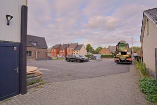 <span>Makkelijk bereikbaar magazijn met een afmeting van 23 meter x 4 meter.  Dit zakelijk goed, magazijn, gelegen Vrankrijkstraat 28 te Schoonaarde geniet van zeer veel passage en is voorzien van parkeergelegenheden voor de deur. De magazijnen zijn in volle opbouw en gaan compleet aangepakt worden zodat deze verhuurbaar zullen zijn vanaf maart 2026. Geniet vooral van deze nog gunstige huurprijzen. Interesse? Bel naar 052/41.41.94 of mail via info@rosiersderidder.be  voor een afspraak ter plaatse!<br />Huurprijs: 575 EUR + BTW</span><br />Referentie: 5507