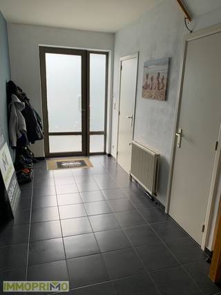 Ruime woning met 4 slaapkamers en garagebox in een woonerf te Mortsel.Gunstig gelegen woning in een zeer geliefde woonerf en nabij het centrum van...