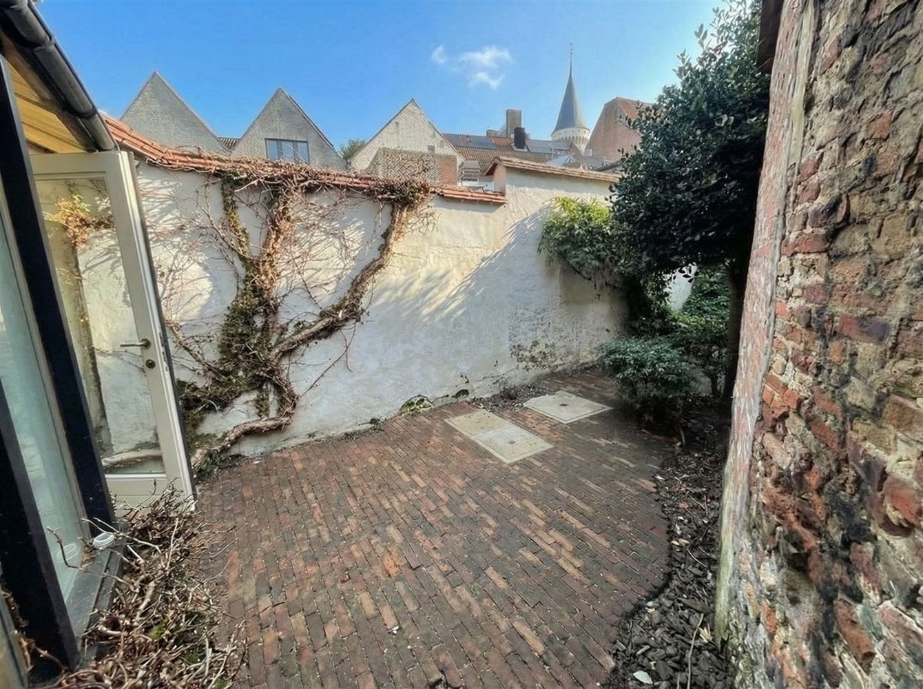 In één van de mooiste straten van Brugge centrum, vlakbij alle winkels CHARMANT ENERGIEZUINIG LICHTRIJK WOONHUIS met stadsTUINTJE, 3 SLAAPKAMERS, 2 BADKAMERS , Mogelijkheid om GARAGE bij te kopen - foto 4