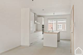 Dit duplex appartement met enorm veel natuurlijke lichtinval en ruime zuidgerichte terras biedt tal van andere troeven...ONTDEK HET APPARTEMENT VIA...