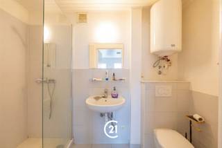 <p>Ce studio, situé dans la Rasphuisstraat, offre une excellente opportunité à la fois comme résidence propre et pour ceux qui recherchent un bien d'investissement intéressant.<br />Cette propriété est en fait actuellement louée.</p><p>Le studio dispose d'un espace de vie avec cuisine et d'une salle de bain avec douche à l'italienne et toilettes.</p><p>L'emplacement est sans aucun doute un atout majeur. Situé à une courte distance du centre de Gand, il est facilement accessible grâce à la proximité des principales voies d'accès et des transports en commun. En outre, les magasins, les restaurants, les établissements d'enseignement et les installations de loisirs sont facilement accessibles.</p><p>En bref, une opportunité idéale pour ceux qui recherchent une maison située au centre ou une propriété avec un potentiel locatif attrayant dans un quartier recherché.</p>