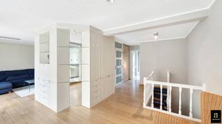 Appartement-duplex de trois chambres, idéalement situé à quelques pas de la plage. Ce penthouse s'étend sur les quatrième et cinquième étages et...