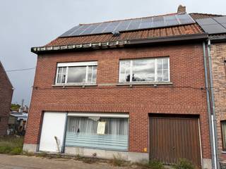 Zoals u kan zien op de foto's heeft deze woning een grondige renovatie nodig maar is uitstekend gelegen nabij de aftakking van de Schelde in een rustige buurt. De woning is groot en alle plaatsen zijn ruim zoals de woonkamer, de badkamer en de slaapkamers, er is een garage en een tuin aanwezig, de volledige woning dient gerenoveerd te worden, u kan er de bouwgrond ernaast (links) eventueel ook bij kopen al heeft de achterliggende tuin al een oppervlakte van ca. 350 m², voor wie wil renoveren en wonen in een rustige buurt is dit een opportuniteit, achteraan de woning ligt een bufferzone dat u het open zicht garandeert, mail of bel SAVE INVEST office@save-invest.be of bel 092303071 voor een afspraak.