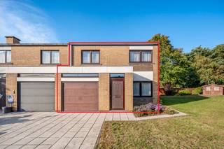 Deze half-open woning met tuin op 6 are is zeer rustig gelegen op het "Acacia"-pleintje tegen de Kesselse Bergen in een gezinsvriendelijke buurt nabij winkels, scholen, openbaar vervoer en met een goede (fiets)-verbinding naar Leuven en Brussel. Er is een oprit met plaats voor 1 wagen alsook een garage met automatische sectionaalpoort. <br />Indeling met op het gelijkvloers een inkomhal, een apart toilet en vestiaire, een berging, een grote lichtvolle leefruimte met achterliggende veranda en een ingerichte keuken. Op het verdiep heb je 3 ruime slaapkamers en een ingerichte badkamer met douche en 2de toilet. Zeer aangename tuin met tuinhuisje !<br />EPC-label E - score 455 - asbestveilig.<br />Voor een bezoek kan u mij steeds bereiken via 0477284876 of via mail vincent@immojanstas.be. Bijkomende info (EPC, bodemattest, elektriciteitsattest, enz...) kan U hier downloaden ↓