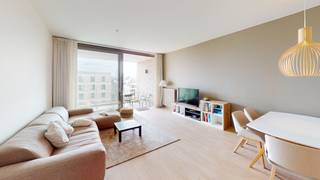 Hoogwaardig appartement met terras op de vierde verdieping in het project De Schilden, op ideale locatie tussen het Eilandje en het stadscentrum.<br /><br />Indeling: Inkomhal met ingemaakte kasten en gastentoilet. Leefruimte en toegang tot een ruim zuid-georiénteerd terras. Aansluitend de volledig geinstalleerde open keuken. Verder een hoofdslaapkamer en een volwaardige tweede slaapkamer. De badkamer werd voorzien van een inloopdouche en dubbele wastafel. Ruime berging. <br /><br />Extra: <br /><br />-Gemeenschappelijke fietsenstalling aanwezig!<br />-Winkels/openbaar vervoer vlakbij.<br /><br />Voor een virtuele tour, bezoek onze website op www.demeester.eu.