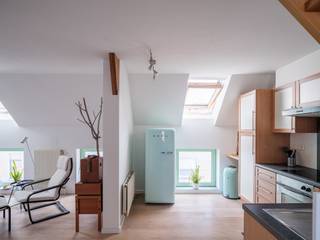<strong>Opbrengsteigendom met magazijn en twee appartementen nabij Gent</strong><br /><br />Gelegen in een jonge, vlot bereikbare buurt ten noorden van Gent, op korte afstand van de Coupure en minder dan tien minuten fietsen van het historisch centrum. De strategische ligging en goede mobiliteit maken dit pand bijzonder interessant als investering.<br /><br />Het gebouw bevindt zich op een perceel van 255 m² met een gevelbreedte van 8 meter en is ingedeeld rond een centrale traphal. Op het gelijkvloers is er een ruim magazijn van ca. 231 m², uitgerust met een brede inrijpoort, atelier en een afzonderlijke kantoorruimte, geschikt voor diverse professionele invullingen.<br /><br />Op de verdiepingen bevinden zich twee appartementen: een instapklaar duplex appartement op de tweede verdieping dat grondig werd gerenoveerd, en een appartement op de eerste verdieping dat nog renovatie vraagt en bijkomende meerwaarde biedt. Beide units beschikken over een EPC-label B (183 en 181 kWh/m²). Het dak werd vernieuwd en voorzien van zonnepanelen, en ook de ramen werden grotendeels vervangen.<br /><br /><strong>De combinatie van ruimte, ligging en verdere opwaarderingsmogelijkheden zorgt voor een eigendom met sterk potentieel, zowel voor eigen gebruik als investering.</strong>