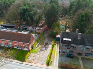 Ligging: Centraal gelegen vlakbij het centrum van Lichtaart, openbaar vervoer, winkels, scholen en achterliggend bosgebied.Omschrijving:Deze goed...