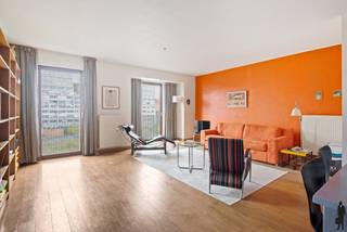 Lichtrijk en energiezuinig appartement nabij Antwerpen-Centraal<br /><br />In de Lange Kievitstraat in Antwerpen bevindt zich dit lichtrijke en energiezuinige appartement met EPC-label A. Dankzij de grote raampartijen, het open karakter en de praktische indeling voelt dit appartement meteen als een warme en aangename woonplek.<br /><br />Indeling:<br />De inkomhal geeft uit op een ruime leefruimte met houten vloeren en veel natuurlijke lichtinval. De open keuken is volledig geïnstalleerd en vormt één geheel met de eet- en zithoek, wat zorgt voor een gezellige en functionele leefruimte.<br />Aansluitend vind je een comfortabele slaapkamer, een badkamer met douche en lavabo, en een apart toilet.<br />Daarnaast is er toegang tot een rustige binnentuin, een groene plek waar bewoners kunnen genieten van een moment buiten.<br /><br />Bijzonderheden:<br />Energiezuinig appartement (EPC A)-<br />Instapklaar en goed onderhouden<br />Lichtrijke leefruimte met open keuken<br />Centrale ligging nabij Antwerpen-Centraal, winkels en openbaar vervoer<br /><br />Kortom, een stijlvol en energiezuinig appartement op een toplocatie, ideaal voor wie comfortabel en centraal wil wonen in Antwerpen.