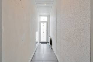 Deze woning bevindt zich aan de Mechelsesteenweg 66 te Leuven, op wandelafstand van het stadscentrum en in de nabijheid van de op- en afrit van de E314. Dankzij deze ligging geniet je van een uitstekende bereikbaarheid en ben je toch dicht bij alle voorzieningen.<br /><br />Bij het binnenkomen kom je via de gang in de leefruimte, die ingedeeld is in een eetplaats, een gezellige zithoek en een vernieuwde keuken. Deze keuken is voorzien van een dakkoepel, waardoor er extra daglicht binnenvalt en een aangename, open sfeer ontstaat.<br /><br />Achter de keuken vinden we een tussenruimte met de badkamer en een afzonderlijk toilet. Deze ruimte geeft toegang tot de veranda met zonnewering en de achterliggende tuin – een fijne plek om te ontspannen.<br /><br />Op de eerste verdieping bevinden zich aan de voorzijde een slaapkamer en achteraan een doorloopkamer, die tevens toegang geeft tot de zolderkamer(s) onder het dak.<br /><br />Verder omvat de woning airconditioning in de leefruimte en de voorste slaapkamer, een praktische kelder met ventilatiesysteem, een veranda met zonnewering en een aangenaam stadstuintje.<br /><br />Bent u bijgevolg op zoek naar een instapklare woning en dit op een gunstige locatie? Aarzel dan niet en plan vandaag nog een bezoek via janschrijvers@immojanstas.be of 0495/18 95 81.<br /><br />Bijkomende info (EPC, bodemattest, stedenbouwkundige inlichtingen,...) kan U hieronder downloaden ↓.