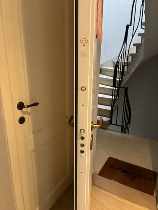 Welkom in dit charmante en praktisch ingedeelde appartement op de eerste verdieping van een verzorgd appartementsgebouw.<br />Bij het binnenkomen word je verwelkomd in een gezellige inkomhal, die toegang biedt tot een apart toilet en een handige berging/wasruimte. Vanuit de hal bereik je eveneens de badkamer, uitgerust met een douche, lavabo en bijhorend meubel.<br />Verder zijn er twee slaapkamers aanwezig: een ruime master bedroom en een tweede, knusse kamer die directe toegang biedt tot een aangenaam overdekt terras – ideaal om in alle rust te genieten van een moment buiten.<br />De leefruimte is licht en ruim, en sluit naadloos aan op de open keuken. Deze is praktisch ingericht en voorzien van ingebouwde toestellen, waaronder een koelkast en oven, wat zorgt voor extra comfort en gebruiksgemak.<br />Tot slot beschikt het appartement nog over twee private kelderbergingen, wat zorgt voor extra opslagruimte.<br />Kortom, een ideaal appartement voor wie op zoek is naar comfort, functionaliteit en een aangename woonomgeving.