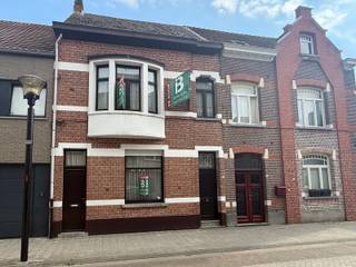 Ideaal gelegen en goed onderhouden woning op 3a 53ca bestaande uit inkomhal, leefruimte, eetkamer, keuken, badkamer met wastafel en douche, veranda, apart toilet, nachthal, 4 slaapkamers, vaste trap naar zolder en kelder.<br /><br />Verder beschikt de woning over een fijne en zuidgerichte stadstuin met achteraan een tuinberging.<br /><br />Houten ramen met dubbele beglazing en rolluiken aanwezig evenals verwarming op aardgas.<br /><br />Gelegen op 250m van de Geelse Markt met alle faciliteiten op wandelafstand!<br /><br />Contacteer ons kantoor voor meer info of een bezoek ter plaatse via 0471/605.314 of mail info@immo-b.be!