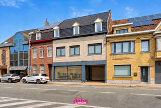 <strong>Ruim wonen, werken of samenleven op één veelzijdig adres</strong><br />Soms kom je een woning tegen die net dat tikkeltje meer kan. Deze ruime eigendom in de Kortrijkstraat in Wevelgem is er zo één: een warm thuis met extra ruimte voor wie groter wil wonen, wonen en werken wil combineren of droomt van kangoeroe wonen.<br />Binnen wacht een lichtrijke leefruimte met open keuken, met volop plaats om samen te komen en gezellig te genieten. De meerdere kamers bieden heel wat mogelijkheden en kunnen volledig ingevuld worden volgens je eigen leven en plannen.<br />Vooraan beschikt het pand over een dubbele garage. De aparte ruimtes met eigen toegang maken het mogelijk om zelfs twee afzonderlijke zaken volledig los van het privéleven uit te baten. Denk aan een kantoor, praktijk, schoonheidssalon, atelier, vrij beroep of showroom, telkens met de nodige privacy voor zowel bewoners als bezoekers.<br />Dankzij de aanwezige leidingen voor een tweede keuken op de verdieping zijn er bovendien mooie mogelijkheden voor kangoeroe wonen of het creëren van verschillende leef zones.<br />Ook buiten is er veel te genieten: een terras en een diepe tuin van ongeveer 350 m² bieden volop ruimte om te ontspannen, te spelen, te tuinieren of gezellig samen te zijn.<br /><strong>Een eigendom voor wie niet in hokjes denkt, maar zoekt naar ruimte, flexibiliteit en mogelijkheden voor de toekomst.</strong> <strong>Voor een bezoek: 0495 53 48 65</strong><br /><br /><br /><br /> 