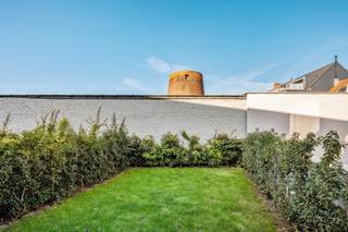 In Residentie <strong>Molenzicht </strong>vindt u deze zeer recente nieuwbouw <strong>BEN-woning </strong>met <strong>tuin </strong>én <strong>parking</strong>.<br />Een overdekte patio leidt naar de voordeur.<br />Inkomhal met ingemaakte kast en gastentoilet.<br />De <strong>leefruimte </strong>baadt in het <strong>licht </strong>en heeft mooi zicht op de tuin én de molen. <strong>Open keuken</strong> met alle comfort en gezellig eiland. Gerieflijke bijkeuken.<br />Een grote schuifpui biedt toegang tot het terras en de lichtrijke tuin.<br /><br />Op de <span>verdieping </span>bevindt zich een <strong>badkamer </strong>met ligbad, wastafel en toilet, de hoofdslaapkamer, en een tweede slaapkamer of bureau.<br />De trap loopt volwaardig door naar de tweede verdieping met een overloop. Daar vindt u een <strong>douchekamer </strong>met wastafel en toilet en twee slaapkamers.<br />Ondergronds hebt u een ruime <strong>autostaanplaats</strong>. De lift en de trap bieden alle comfort.<br />Een gerieflijke <strong>fietsenberging </strong>is er op het gelijkvloers, maar tevens ook ondergronds is er een ruime fietsenstalling, bereikbaar met een grote <strong>lift</strong>.<br /><br />De parking 't Ven op enkele passen van de woning, biedt voldoende ruimte voor bezoekers, een tweede wagen en zelfs laadpalen.<br /><br />Bijzonderheden :<br />
<ul>
<li>instapklare BEN- woning</li>
<li>nieuwbouw</li>
<li>een lichtrijke tuin met mooi terras en zicht op de molen</li>
<li>een ondergrondse parking</li>
<li>fietsenstalling op het gelijkvloers én ondergronds</li>
<li>aan de doprsrand</li>
<li>een unieke gelegenheid!</li>
</ul>