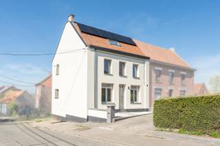 <p>Volledig gerenoveerde woning met 3 slaapkamers, ruime garage en tuin, rustig gelegen met open zicht op weides in Zottegem. Ideaal voor starters, jonge gezinnen of natuurliefhebbers die instapklaar willen wonen in een groene omgeving.</p>

<p>Deze woning werd volledig aangepakt en vernieuwd, waardoor ze vandaag instapklaar is met een sterke focus op energiezuinigheid en modern comfort. Dankzij de totaalrenovatie (ramen, technieken, isolatie, afwerking, …) behaalt de woning een uitstekende EPC A-score.</p>

<p>Binnenin geniet u van een lichtrijke leefruimte met aansluitend een volledig vernieuwde keuken, uitgerust met alle nodige toestellen. De badkamer werd eveneens vernieuwd en beschikt over een moderne inloopdouche.</p>

<p>Op de verdieping bevinden zich twee volwaardige slaapkamers en de badkamer. Op de zolderverdieping bevindt zich de grootste slaapkamer, ingericht als master bedroom.</p>

<p>Ook technisch zit deze woning volledig goed: nieuwe PVC-ramen met hoogrendementsglas, centrale verwarming op gas, vernieuwde elektriciteit, zonnepanelen en een afgewerkte crépi-gevel zorgen voor een duurzame en energiezuinige woonst zonder zorgen.</p>

<p>Voor de woning bevindt zich een terras. Via de oprit bereikt u de ruime garage (ca. 60 m²), met daarachter de tuin. Zowel vooraan als achteraan geniet u van een open en groen uitzicht op de omliggende weides, wat zorgt voor een uitzonderlijk gevoel van rust en ruimte.</p>

<p>Indeling:<br />Leefruimte met veel lichtinval<br />Volledig vernieuwde keuken<br />2 slaapkamers + badkamer op verdieping<br />Master bedroom op zolder<br />Garage (±60 m²) en kelder<br />Terras vooraan + tuin achteraan</p>

<p>De woning is belast met een recht van doorgang ten voordele van de naastgelegen eigendom.</p>