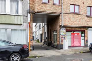 Deze instapklare woning bevindt zich in de stadsrand van Aalst. Op het gelijkvloers tref je een grote ruimte met open keuken aan. De keuken is volledig ingericht en voorzien van alle toestellen. Achteraan is er een ruime badkamer, met toilet, inloopdouche en voorziening voor wasmachine en droogkast .Op de eerste verdieping kom je in een grote leefruimte en is ook de toegang tot het overdekte terras. Op de 2e verdieping bevinden zich 2 slaapkamers en een extra toilet. Er is ook een volledig geïsoleerde zolder die kan dienen als perfecte opbergruimte. De woning ligt op een boogscheut van de E40 , stadscentrum, scholen en openbaar vervoer. Ideaal voor wie overal kortbij wilt wonen! Voor snelle beslissers! Contacteer ons voor een afspraak!