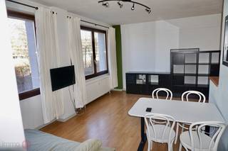 Gemeubeld 1-slaapkamerappartement in het centrum van Leuven<br />Dit charmante appartement bevindt zich op de eerste verdieping en is rustig gelegen, op slechts 5 minuten wandelen van de Grote Markt en het station.<br />Indeling: Gezellige leefruimte met tafel, stoelen, tv en sofa, open keuken voorzien van alle comfort (combi-oven, koelkast, keramische kookplaat en wasmachine), slaapkamer met bed en ingebouwde kasten, en een badkamer met zitbad, toilet en wastafel.<br />Interesse? Kom dit aangename appartement snel ontdekken!<br />Contacteer Immo-M via 0468 22 53 22 of mail naar info@immo-m.be.