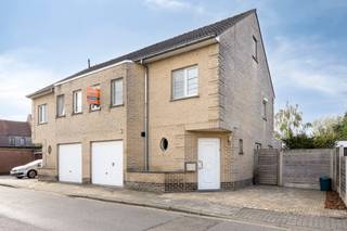 Op een uitstekende locatie in Wilsele bevindt zich deze ruime halfopen bebouwing met een bewoonbare oppervlakte van maar liefst 194 m². Tal van voorzieningen liggen op wandelafstand, Leuven is vlot bereikbaar met de fiets en de aansluiting met de autosnelweg bevindt zich op slechts enkele minuten rijden.<br /><br />De gelijkvloerse verdieping omvat een inkomhal met afzonderlijk toilet, een ruime leefruimte met open keuken, een praktische berging en een inpandige garage. Op de eerste verdieping bevinden zich drie slaapkamers, een badkamer en een tweede afzonderlijk toilet. De volledig afgewerkte zolderverdieping biedt nog bijzonder veel ruimte en kan worden ingericht als één royale vierde slaapkamer of worden opgedeeld in twee bijkomende slaapkamers. Hierdoor beschikt de woning over de mogelijkheid om vier of zelfs vijf volwaardige slaapkamers te creëren. Buiten geniet u van een gezellige, volledig omheinde tuin met aangelegd terras: een aangename plek om in alle rust te ontspannen.<br /><br />Deze woning uit 1998 biedt dankzij haar royale oppervlakte, praktische indeling en gunstige ligging bijzonder veel mogelijkheden. Mits enkele opfrissingen is ze helemaal klaar voor de toekomst.<br /><br />Interesse? Neem contact op met Thomas via +32 499 22 99 24 of thomas@sophimo.be.