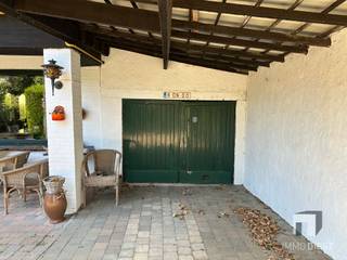<p><span>Charmante woning in Kaggevinne (Diest) met wijds zicht over weilanden en agrarisch gebied.</span></p><p><span> </span></p><p><span>LIGGING</span></p><p><span>Deze woning bevindt zich op 8 min. fietsen van de Grote Markt van Diest.<br />Het station, de bushalte en oprit Bekkevoort zijn vlot te bereiken.</span></p><p><span>Op zo'n 5 min. bent u op de Leuvensesteenweg, vlakbij alle grote winkelketens (Colruyt, Carrefour, Aldi, Lidl, Albert Heijn).</span></p><p><span> </span></p><p><span>BEREIKBAARHEID</span></p><p><span>De woning is het best bereikbaar via de achtergelegen weg (Steineweg). Ook voor de bezoeken adviseren wij u de Steineweg in te rijden.</span></p><p><span> </span></p><p><span>WONING</span></p><p><span>Het huis werd steeds met zorg onderhouden maar vraagt vandaag wat opfrissing en kleinere renovatiewerken.</span></p><p><span>De indeling is als volgt:</span></p><p><span>GELIJKVLOERS</span></p><p><span>- mooie hal met toilet en sierlijke trap naar boven</span></p><p><span>- woonkamer met veel lichtinval en weids zicht</span></p><p><span>- keuken met zicht naar de tuin</span></p><p><span>VERDIEPING</span></p><p><span>- 3 slaapkamers</span></p><p><span>- badkamer met 2de toilet en ligbad</span></p><p><span> </span></p><p><span>GARAGE</span></p><p><span>- goed voor 1 wagen en/of fietsen enz.</span></p><p><span>- stookplaats (verwarming op aardgas)</span></p><p><span> </span></p><p><span>EPC E: De renovatieplicht is van toepassing. U dient binnen 6 jaar EPC D te behalen.</span></p><p><span> </span></p><p><span>MEER INFO EN EEN BEZOEK</span></p><p><span>Zoekt u een charmante woning op een mooie locatie met heel wat mogelijkheden?</span></p><p><span>Bel Immo Diest: 013 31 25 22</span></p><p><span>Wij laten u de woning graag asap bezichtigen.</span></p><p><span> </span></p><p><span>Bron bewoonbare oppervlakte: zie EPC</span></p>