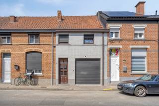 Bent u op zoek naar een woning in het centrum van Hamme met 2 slaapkamers?<br />Lees en kijk dan zeker even verder!<br /><br />De woning werd grotendeels gerenoveerd op het gelijkvloers, maar dient nog verder afgewerkt te worden. De plafonds werden verhoogd en er werd extra lichtinval gecreëerd. Ook de elektriciteit werd vernieuwd.<br /><br />Deze woning bevindt zich in het hart van Hamme, op wandelafstand van winkels en andere voorzieningen.<br /><br />Indeling:<br />Bij het binnenkomen treffen we de inkomhal met toegang tot een handige bergruimte vooraan. Vervolgens komen we in de lichtrijke woonkamer met aansluitend de keuken, voorzien van een pelletkachel die instaat voor de verwarming van de woning. De badkamer bevindt zich eveneens op het gelijkvloers en is uitgerust met een ligbad, lavabo en toilet. Vanuit de hal achteraan is er toegang tot de tuin.<br /><br />Op de eerste verdieping vinden we twee aparte slaapkamers terug.<br /><br />Renovatieplicht: Ja<br />EPC: Label E (486)<br />Asbestveilig: Ja<br /><br />Voor meer informatie of een bezoek ter plaatse kan u steeds contact opnemen via 052/46.38.03 of info@uw-huis.be.