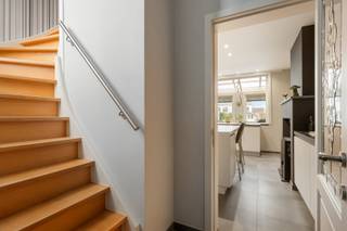 Instapklare gezinswoning met 20 zonnepanelen, conforme elektriciteit en ruime garage in LokerenWelkom in de Zonnestraat 19: een perfect onderhouden,...