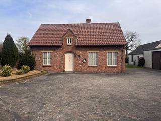 Deze uitzonderlijk charmante hoeve is ideaal voor wie op zoek is naar extra ruimte, zoals bergingen, garages en magazijnen.<br />Indeling: inkomhal met plaats voor vestiaire, apart toilet, bureauruimte of slaapkamer, gezellige woon- en eetkamer, badkamer met toilet en douche, ruime tweede slaapkamer, zeer ruime keuken, praktische berging voor stockage en een bijzonder ruime, sfeervolle veranda. Op het perceel bevinden zich bovendien twee ruime garages en een schuur met tal van mogelijkheden. De woning wordt omgeven door een mooie tuin. Oppervlakte 1600m². Voor meer informatie of een vrijblijvend plaatsbezoek: 0488/60.05.07.
