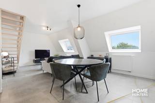 Dit appartement is gelegen op de tweede verdieping nabij het centrum van Ieper. <br />Via de inkomhal kom je binnen in de gezellige leefruimte met open, ingerichte keuken. Verder op deze verdieping is er hal, een eerste slaapkamer, een gastentoilet, een badkamer en een terras aanwezig. Op het verdiep bevindt zich een tweede slaapkamer met aansluitend een wasruimte. <br />Op het gelijkvloers is er een gemeenschappelijke fietsen- en afvalberging aanwezig alsook een eigen private garage/berging. Er zijn ook zonnepanelen aanwezig.<br /><br />Bijkomende kost garage: €55/maand. <br /><br />Het appartement is beschikbaar vanaf 04/06/2026.<br /><br />Indeling: <br />woonkamer met open keuken (36,6m²) - hal - toilet - badkamer (5,9m²) - slpk1 (14,4m²) - wasruimte (5,3m²) - slpk2 (11,5m²) - terras - garage/berging (14,8m²)