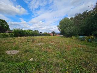 Ruim en goed gelegen perceel bouwgrond voor open bebouwing met een oppervlakte van 14a 97ca. Op korte afstand van het treinstation van Haacht, scholen, groot warenhuizen en winkels. Perceelbreedte: ± 30m (gemiddeld). Bouwbreedte: 11,30m - 8,80m. Lot 1 uit een goedgekeurde verkaveling d.d. 22 juni 2020 (OMV_2020007797). Oriëntatie: noordoosten. Gvg, Wg, Gmo, Gvkr, Vv. P en G-score: A. <br /><br />SAMENVATTING STEDENBOUWKUNDIGE VOORSCHRIFTEN :<br />Zie downloads voor de stedenbouwkundige voorschriften.<br /><br />STEDENBOUWKUNDIG :<br />Stedenbouwkundige vergunning : nee<br />Stedenbouwkundige bestemming : woongebied<br />Geen rechterlijke herstelmaatregel of bestuurlijke maatregel opgelegd.<br />Voorkooprecht : nee<br />Verkavelingsvergunning : ja (goedgekeurde verkaveling d.d. 22 juni 2020 (OMV_2020007797).<br />P-score: A / G-score: A