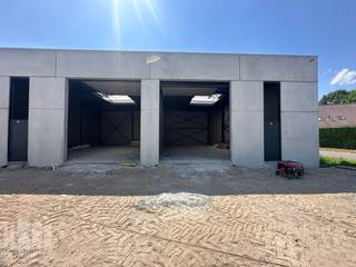 Kwaliteitsvolle nieuwbouw KMO-unit met een oppervlakte van 167 m². De unit maakt deel uit van een nieuw KMO-project "<strong>Saros-park</strong>" bestaande uit 25 KMO-units te koop met oppervlaktes tussen 90 m² en 184 m² (<strong>eventueel samen te voegen</strong> tot grotere entiteiten), het park biedt een moderne en duurzame infrastructuur.<br /><br />De ruimte wordt opgebouwd uit een staalconstructie, in combinatie met een betonplint en geïsoleerde sandwichpanelen. De loodsen zijn toegankelijk via een automatische sectionale poort met afzonderlijke toegangsdeur. Daarnaast is elke unit uitgerust met lichtstraten en een rookluik, polybetonvloer en een geïsoleerd dak. Bij elke unit is tevens <strong>parking </strong>voorzien en de mogelijkheid om extra parkeerplaats aan te kopen.<br /><br />Ideaal voor <strong>opslag, atelier of kleine productie.</strong> Verwachte oplevering Q4 2026. <strong>Reeds 80% verkocht!</strong><br /><br />Heeft u interesse of wenst u graag meer details over dit aanbod? Neem contact op met <strong>Gill </strong>voor meer info, plannen en lastenboek via het nummer <strong>09 219 90 30</strong>.