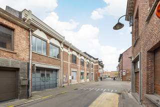 <p><span>In het hart van Hamme staat een representatief bedrijfspand van maar liefst 637 m² te koop, dat alle facetten van modern ondernemerschap omarmt. </span></p><p><span>Dankzij de statige, ruime voorgevel aan de winkelstraat geniet uw onderneming meteen maximale zichtbaarheid, terwijl de grote raampartijen een zee aan natuurlijk licht binnenlaten en zo bijdragen aan een inspirerende werksfeer. </span></p><p><span>Binnen treft u een flexibele indeling met meerdere polyvalente ruimtes, die u eenvoudig kunt samenvoegen tot een royale showroom of juist opdelen in comfortabele kantoorvertrekken. Ook creatieve studios, ontwerpteams en startende ondernemers vinden hier de ideale plek om hun visie tot leven te brengen.</span></p><p><span>Buiten beschikt het pand over een royaal terras, dat perfect is voor kleinschalige evenementen, netwerkbijeenkomsten of gewoon als ontspanningsruimte voor uw medewerkers. De strategische ligging nabij de N47 en A12 garandeert snelle verbindingen naar omliggende steden, en in de directe omgeving is altijd genoeg parkeergelegenheid voor uw bezoekers en personeel. </span></p><p><span>De belangrijkste troef op deze ligging is dan ook de parkeergelegenheid die u voor eigen klanten of collega's kan voorzien. </span></p><p><span>Uw toekomstig succes begint hier maak snel een exclusieve afspraak voor een bezichtiging en ontdek zelf de vele mogelijkheden!</span></p><p><span>Bel ons op </span><span> 052/50.50.00 </span></p><p><span>Meer details op onze virtuele tour: </span></p><p><span><span>https://360tool.immotools.be/janssenjanssen/326/795/</span></span></p><p><span> </span></p>