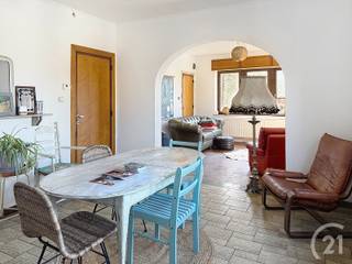 Prachtige woning met vakantiewoning en mogelijkheden voor praktijkruimte, .... en voor 1 bouwgrond op een perceel van 35 are 86.Je komt de woning...