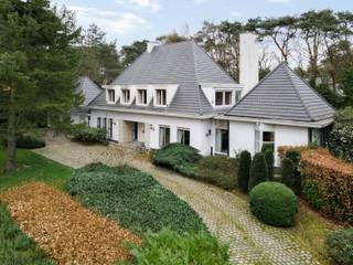 Gelegen voor het dorp van Schilde bevindt zich deze te renoveren villa met bouwgrond op ca. 6002 m².Indeling:ruime inkomhal - aparte vestiaire met...