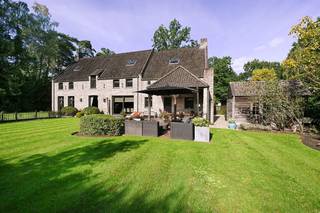 Aan de gegeerde Della Faillelaan, midden in het groen van Koningshof, bevindt zich deze royale villa met ca. 615 m² woonoppervlakte op een prachtig perceel van ca. 2.000 m². De lift die alle woonniveaus verbindt, onderstreept meteen het uitzonderlijke wooncomfort.Op het gelijkvloers volgen verschillende sfeervolle leefruimtes elkaar op, met de open haard als warme blikvanger en een royale leefkeuken die uitkijkt op de volwassen tuin en terrassen. Ook een aparte wijnkamer, bijkeuken en dubbele inpandige garage maken deel uit van deze verdieping.Boven wacht een ruime master suite met dressing en ensuite badkamer, samen met vier volwaardige slaapkamers en twee extra badkamers. Mooie, tijdloze materialen zorgen ook hier voor een verzorgde uitstraling.De bovenste verdieping verrast met een bijzonder grote polyvalente ruimte en een aparte waskamer met ingemaakte kasten. Ook de ruime oprit met parkeergelegenheid op eigen terrein maakt het geheel compleet.Meer informatie en foto’s vindt u op onze website. https://koosi.be/pand/dellafaillelaan26a_2900_schoten/