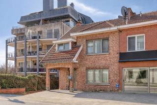 <p>Deze instapklare halfopen woning in Kessel-Lo werd in 2020 volledig gerenoveerd en combineert drie slaapkamers, een garage en veel extra ruimte met een bijzonder praktische ligging vlak bij Leuven. Dankzij de doordachte indeling, de lichtrijke leefruimtes en de bijkomende mogelijkheden op zolder en in de kelder is dit een woning die meteen klaar is voor een nieuwe eigenaar.</p><p>Bij het binnenkomen kom je in een aangename inkomhal met apart toilet. Van hieruit bereik je de lichtrijke woonkamer, waar de natuurlijke lichtinval meteen zorgt voor een open en huiselijk gevoel. De woonkamer sluit aan op de volledig uitgeruste keuken, waardoor de leefruimte praktisch en vlot ingedeeld is voor dagelijks gebruik.</p><p>Op de eerste verdieping bevinden zich drie slaapkamers en een badkamer. De kamers zijn logisch ingedeeld en bieden voldoende comfort voor een gezin, koppel of wie graag een aparte werkruimte heeft. De volledig geïsoleerde zolder vormt een sterke extra troef. Deze ruimte kan perfect ingericht worden als bijkomende slaapkamer, bureau, hobbyruimte of rustige plek om je even terug te trekken.</p><p>Ook de kelder zorgt voor verrassend veel extra mogelijkheden. Deze is bereikbaar via de inkomhal of via de tuin en beschikt over een ruime kamer met raam, ideaal als hobbyruimte, bureau of polyvalente ruimte. Daarnaast is er nog een inkomhal via de tuin en een extra ruimte achteraan die uitstekend kan dienen als opslag.</p><p>Naast de woning bevindt zich een aparte garage. Onder deze garage is bovendien nog extra opslagruimte aanwezig, wat de woning nog praktischer maakt voor fietsen, materiaal of seizoensgebonden spullen. De elektrische installatie is momenteel nog niet conform, maar zal conform zijn tegen de akte.</p><p>De ligging is zonder twijfel een grote troef. Je woont op wandelafstand van het provinciaal domein van Kessel-Lo, met een bushalte voor de deur, op korte fietsafstand van het centrum van Leuven en op slechts één minuut van de oprit van de E314. Zo geniet je van een rustige woonomgeving met een uitstekende bereikbaarheid. Plan jouw bezoek en ontdek zelf hoe comfortabel wonen hier kan zijn.</p>