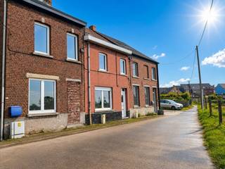 Een mooi gelegen, te te renoveren woning met oa. 3 slaapkamers, terras en tuin. <br />Gelegen op een perceel van 4a 13ca.<br /><br />Op het gelijkvloers: woonkamer/leefruimte, keuken, douchekamer (lavabo, douche, toilet);<br />Op de eerste verdieping: overloop, 2 slaapkamers;<br />Op de tweede verdieping: overloop, 2 slaapkamers;<br />Verder: terras en tuin.<br /><br />Buitenschrijnwerk pvc enkele beglazing + rolluiken<br />Perceeloppervlakte: 4a 13ca - K.I.: 534 EUR<br />EPC: 517 Kwh/m² - UC: 3720564<br /><br />Stedenbouwkundige inlichtingen in aanvraag.